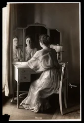 Portret van Jobyna Howland zittend aan haar kaptafel, 1908-9