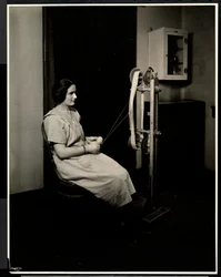 Portret van een blinde, dove en stomme jonge vrouw die wol spint bij de New York Association for the Blind, 111 East 59th St., New York
