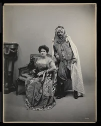Portret van een niet-geïdentificeerde man en vrouw op het James Hazen Hyde Bal, New York, 31 januari 1905