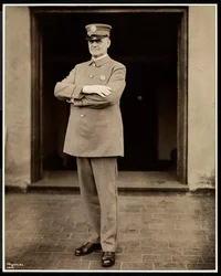 Portret van de langste politieagent in het Hotel Commodore, 1922