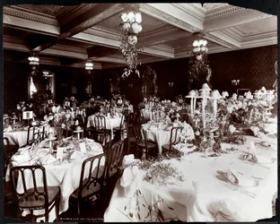 Tafels gedekt voor het banket van de Electric Club in Hotel Delmonico, 1902 (zilveren gelatin afdruk)
