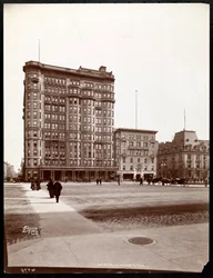 Het Hotel Savoy aan 59th Street en 5th Avenue, uitzicht vanaf de ingang van Central Park, New York, 1898