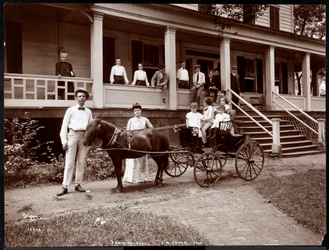De familie Janer, personeel en gasten in Janer