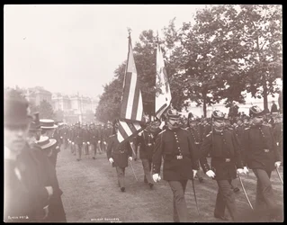 Uitzicht op de oude artillerie van Boston die in een parade marcheert in Londen, Engeland, 1897