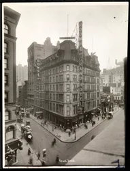 Uitzicht op het Grand Hotel aan 31st Street en Broadway, New York, c.1914 (zilveren gelatin afdruk)
