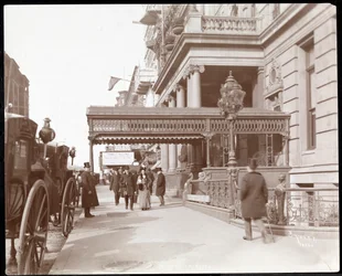 Uitzicht op het Hotel Manhattan op 42nd Street en Madison Avenue, New York, 1900 of 1901 (zilveren gelatin afdruk)
