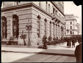 Uitzicht op het Waldorf Astoria Hotel en de J. J. Astor-residentie langs 5th Avenue bij 33rd en 34th Street, New York, 1895 (zilveren gelatin afdruk)