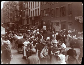 Uitzicht op de menigte en venters op Hester Street, New York, 1899