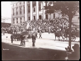 Uitzicht op de menigte op de trappen van Brooklyn Borough Hall tijdens de Brooklyn Police Parade, 1897