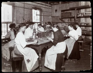 Vrouwen werken in de Hardman, Peck en Co. pianofabriek, New York