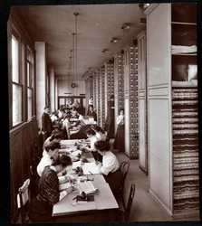Vrouwen die werken in een archiefkamer, onder mannelijke supervisie, bij de Metropolitan Life Insurance Co. aan 23rd Street en Madison Avenue, New York, 1907