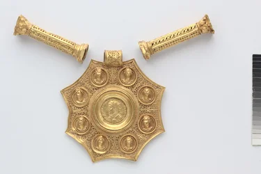 Achthoekige hanger en twee afstandhouders in de vorm van Korinthische zuilen, 324-326 (goud)