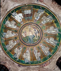 De doop van Christus in de Jordaan (gepersonifieerd door de figuur links) en de twaalf apostelen. Mozaïek van de koepel van het Baptisterium van de Arianen (Battistero degli Ariani). 5e of 6e eeuw. Ravenna, Italië
