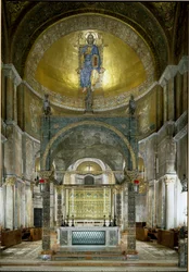 Byzantijnse architectuur: het priesterkoor. Het hoofdaltaar, het ciborium met albasten zuilen (tussen de 5e en 13e eeuw), de kapitelen (12e eeuw) en de Pala d
