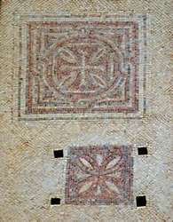 Detail van kruisen uit de mozaïekvloer van de Byzantijnse kerk in Shoham, Israël, ca. 5e eeuw AD (mozaïek)