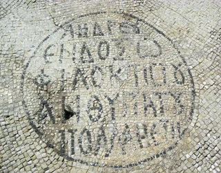 Griekse inscriptie van een Byzantijnse mozaïekvloer in Caesarea, Israël