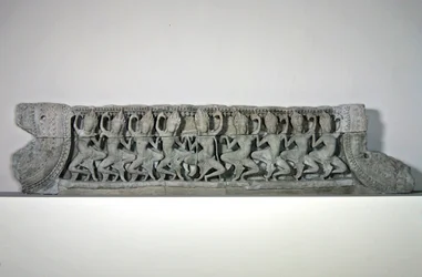 Fronton met negen dansende asparas, laat 12e-vroeg 13e eeuw, uit Bayon, Angkor Thom