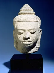 Hoofd van de Boeddha, Khmer, Cambodjaans, ca. 12e-13e eeuw (zandsteen)