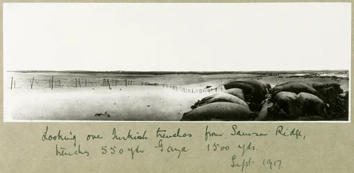 Kijkend over Turkse loopgraven vanaf Samson Ridge, september 1917