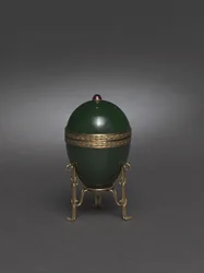 Jade ei met standaard, na 1900