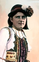 Roemenië, portret van een meisje in traditionele klederdracht, beelddatum: circa 1920. Carl Simon Archief