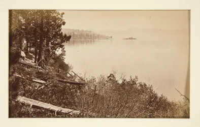 Vier spoorwegscènes en vier uitzichten op Lake Tahoe: Lake Tahoe vanaf Artist Rocks