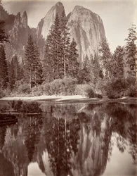 Spiegelbeeld van Cathedral Rocks, Yosemite, ca. 1872, gedrukt ca. 1876