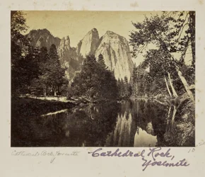 Cathedral Rocks, 2600 voet, Yosemite Valley, Mariposa County, Californië (nr. 1008)