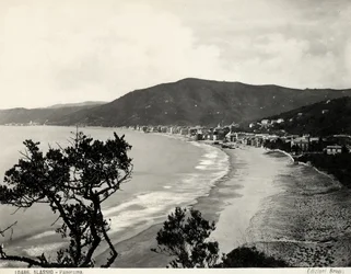 Stuk strand in Alassio, ca. 1890