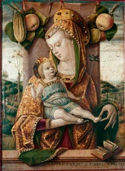 Maria met Kind. Achter hen appels en een komkommer, onderaan een open boek (Bijbel). Tempera op hout van Carlo Crivelli (1430/35-1494/1500)