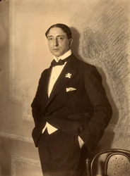 Portret van de journalist Luigi Barzini in formele kleding