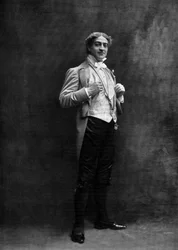 Franse komiek Max Dearly (1874-1943) als Tourillon in operette "Die Fledermaus" (De Vleermuis) in Parijs, foto door Cautin en Berger uit Franse krant "Le Theatre" mei 1904