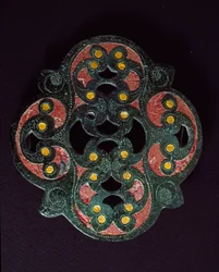 Keltische kunst: doorboorde bronzen plaat met emaille inleg. 1e eeuw na Christus. Uit Paillard (Oise). Breteuil, archeologisch museum
