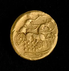 Keltische kunst: statere van Sequani, gouden munt - Voorstelling van een man die een wagen bestuurt (?), 3e-2e eeuw v.Chr. - Parijs, B.N.