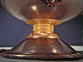 De Ardagh kelk, Reerasta, County Limerick (zilver met zilververgulding, email, messing & brons) (detail)