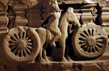 Voetstukfragment van een ruiter en wagen uit Khuong My