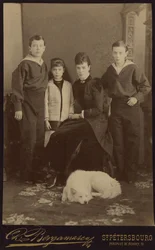 Keizerin Maria Fjodorovna met kinderen, Nicholas Alexandrovich, George Alexandrovich en Xenia Alexandrovna, door Bergamasco, Charles (Karl) (1830-1896)