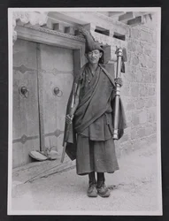 Een geko, of kloosterwachter van discipline, met rituele knots