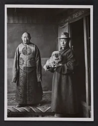 Een monastieke functionaris van Tashilhunpo met bediende en hond
