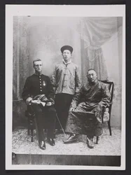Charles Bell zittend met de dertiende Dalai Lama en de kroonprins van Sikkim, Sidkeong Tulku Namgyal, in 1910 (z/w foto)