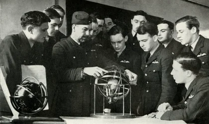 RAF-personeel leert navigatie tijdens de Tweede Wereldoorlog, 1941