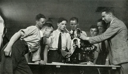 RAF-personeel ontvangt instructie over vliegtuigmotoren, 1941