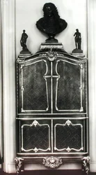 Kabinet met een buste van Louis van Orleans (1703-52)