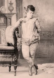 Portret van Nora Hilderbrandt de getatoeëerde vrouw, ca. 1896