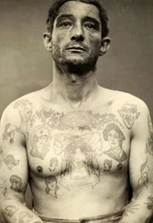 Portret van een getatoeëerde man