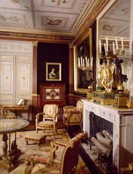 De salon van de bezoekers en links portret van koningin Hortense, Château de Malmaison in Rueil-Malmaison