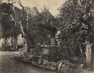 Landelijk Tafereel met Stenen Gebouw en Kruis