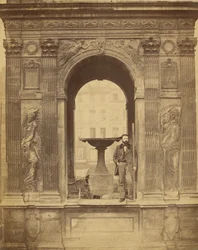 [Ongeïdentificeerde man poserend in de Fontaine des Innocents]