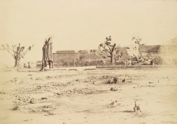 [Kaal landschap met een ongeïdentificeerd fort, Delhi].
