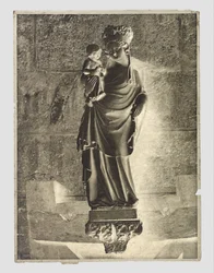 Sculptuur van Maria met kind aan de Notre-Dame, Parijs